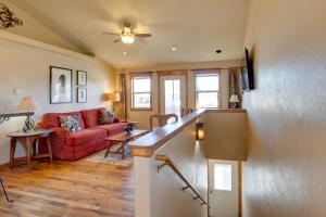 Khu vực ghế ngồi tại 3 Blocks to Main St Cozy Gunnison Retreat!