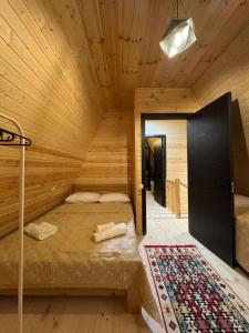 Ένα ή περισσότερα κρεβάτια σε δωμάτιο στο LUMA Sadgeri (Borjomi)