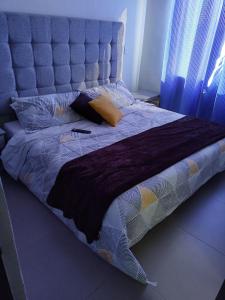 Giường trong phòng chung tại Modern house with garden and pool