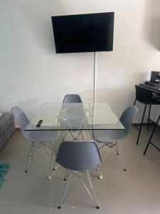 TV/trung tâm giải trí tại Modern house with garden and pool