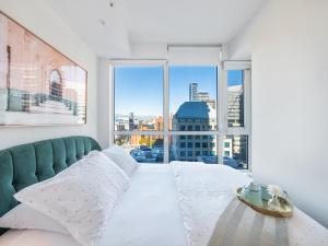 Giường trong phòng chung tại The Essery Suites - Downtown Entertainment District Toronto