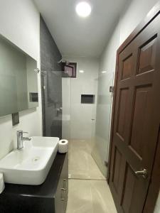 Ένα μπάνιο στο Hotel Rivas