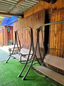 瓜拉雷马Sítio Ouro Fino Guararema的两把椅子坐在庭院的草地上