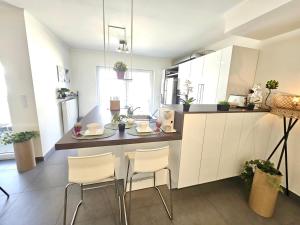 Η κουζίνα ή μικρή κουζίνα στο Executive 3BR Flat w Terrace, Parking, Fast Wi-Fi