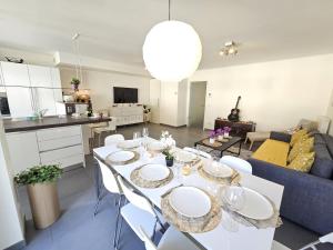 Η κουζίνα ή μικρή κουζίνα στο Executive 3BR Flat w Terrace, Parking, Fast Wi-Fi