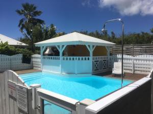 Bazén v ubytování Bungalow Takaya Bambou nebo v jeho okolí