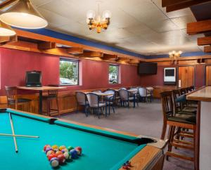 Una mesa de billar en Canada Grey Motor Inn