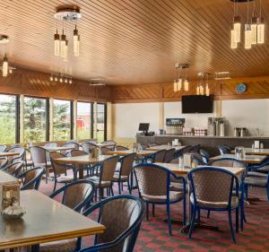 Un restaurante u otro lugar para comer en Canada Grey Motor Inn