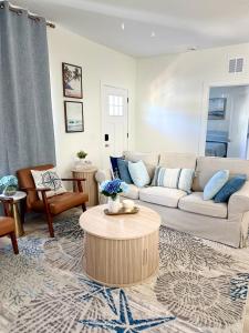 Χώρος καθιστικού στο A Brand New Coastal Escape, 1 Mile to Downtown