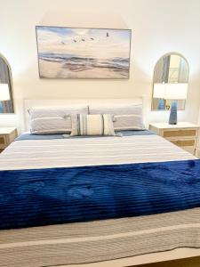 Ένα ή περισσότερα κρεβάτια σε δωμάτιο στο A Brand New Coastal Escape, 1 Mile to Downtown