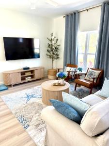 Μια τηλεόραση ή/και κέντρο ψυχαγωγίας στο A Brand New Coastal Escape, 1 Mile to Downtown