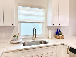 Η κουζίνα ή μικρή κουζίνα στο A Brand New Coastal Escape, 1 Mile to Downtown +54 φωτογραφίες