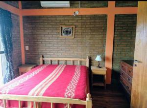 Ένα ή περισσότερα κρεβάτια σε δωμάτιο στο Cabañas La Puesta del Sol