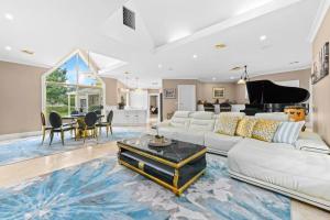 Posezení v ubytování Private Countryside Retreat Near Melbourne Pool Huge Grounds