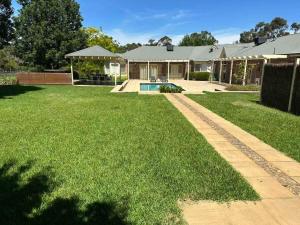 Bazén v ubytování Private Countryside Retreat Near Melbourne Pool Huge Grounds nebo v jeho okolí