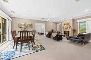 Posezení v ubytování Private Countryside Retreat Near Melbourne Pool Huge Grounds + 4 fotografie