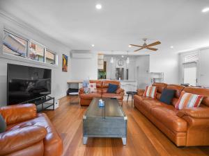 sala de estar con muebles de cuero marrón y TV en Stewart Retreat - Near CBD, Large Alfresco Area, en Bathurst 21 fotos más