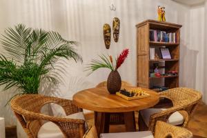 uma sala de jantar com uma mesa com cadeiras e um tabuleiro de xadrez em Casa Linaje Hotel Boutique by HMC -Cauca Viejo- Mayores de 10 años em Jericó mais 31 fotografias