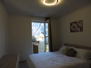 een slaapkamer met een bed en een groot raam bij L'Ora del Bianco in Nave San Felice