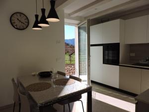 Η κουζίνα ή μικρή κουζίνα στο L'Ora del Bianco +3 φωτογραφίες