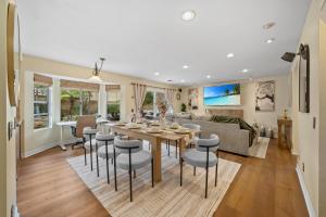 Posezení v ubytování Entire Private Home with 4 Bedrooms and 3 Bathrooms, Pool, Hot Tub, King Bed, Garage, Available Now