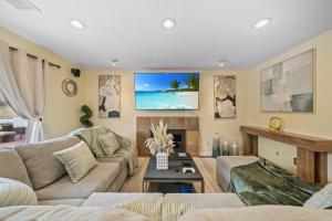 TV a/nebo společenská místnost v ubytování Entire Private Home with 4 Bedrooms and 3 Bathrooms, Pool, Hot Tub, King Bed, Garage, Available Now