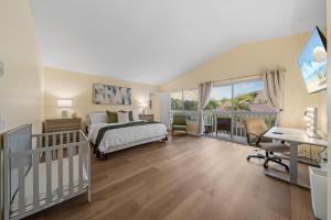 Postel nebo postele na pokoji v ubytování Entire Private Home with 4 Bedrooms and 3 Bathrooms, Pool, Hot Tub, King Bed, Garage, Available Now