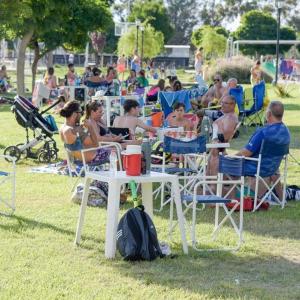 圣拉斐尔Complejo de Cabañas Quintana Cochera Cocina Wifi Smartv Aire Acondicionado的一群坐在公园桌子上的人 更多7张照片