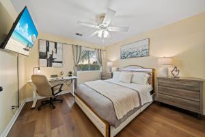 Postel nebo postele na pokoji v ubytování Entire Private Home with 4 Bedrooms and 3 Bathrooms, Pool, Hot Tub, King Bed, Garage, Available Now + 88 fotografií