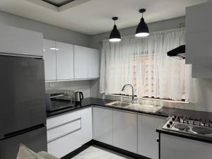 Η κουζίνα ή μικρή κουζίνα στο MAITA Apartments