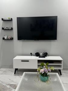 Μια τηλεόραση ή/και κέντρο ψυχαγωγίας στο MAITA Apartments