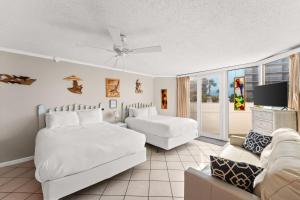 Televiisor ja/või meelelahutuskeskus majutusasutuses Beach Front Ocean View Condo - Top Of The Gulf 105