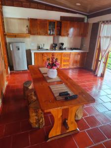 una cocina con una mesa de madera con flores. en Glampin y Cabañas MAGISTRAL VILLA EL EDEN, en Cali