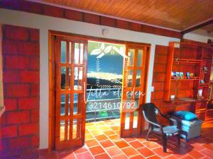 Una habitación con una silla y una mesa y una ventana. en Glampin y Cabañas MAGISTRAL VILLA EL EDEN, en Cali 8 fotos más