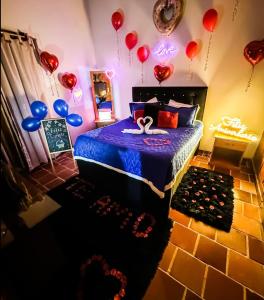 Un dormitorio con globos rojos y azules y una cama. en Glampin y Cabañas MAGISTRAL VILLA EL EDEN, en Cali