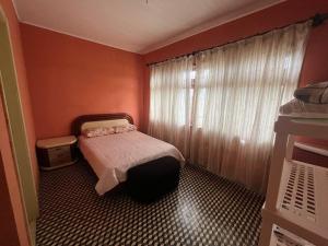 En eller flere senge i et værelse på Casa Kaly pé na areia