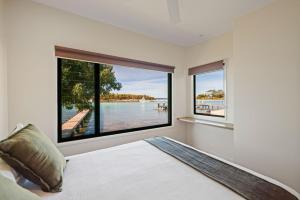 Postel nebo postele na pokoji v ubytování Anglesea Waterfront Bungalow