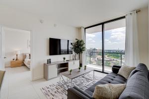 Et opholdsområde på 805MM DOWNTOWN DORAL CONDO 2 BEDROOMS & 2 BATHROOMS