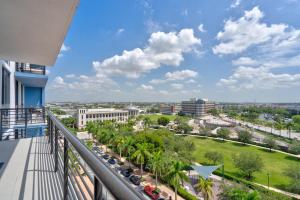 En balkon eller terrasse på 805MM DOWNTOWN DORAL CONDO 2 BEDROOMS & 2 BATHROOMS