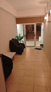 Una sala de estar con suelo de baldosas y un sofá. en Del Norte, en Playa Unión