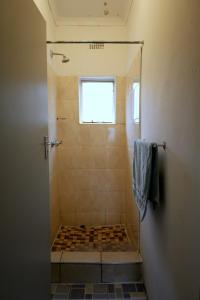 Ένα μπάνιο στο Cozy Garden Cottage with Secure Private Parking