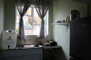 Φωτογραφία από το άλμπουμ του Cozy Garden Cottage with Secure Private Parking σε Φράνσισταουν