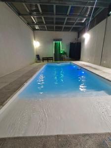 una gran piscina de agua azul en una habitación en Del Norte, en Playa Unión