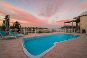 Bazén v ubytování Anglesea Waterfront Bungalow with Spa nebo v jeho okolí