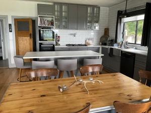 Η κουζίνα ή μικρή κουζίνα στο Fortuna views farm stay