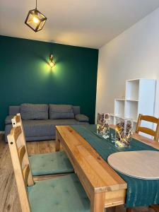 una sala de estar con una mesa y un sofá en Apartament Siedlce ul Szkolna 4, en Siedlce