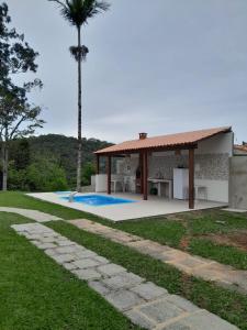 uma villa com piscina e uma casa em Mansion in the mountains em Teresópolis