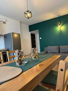 una mesa de comedor con gafas encima en Apartament Siedlce ul Szkolna 4, en Siedlce