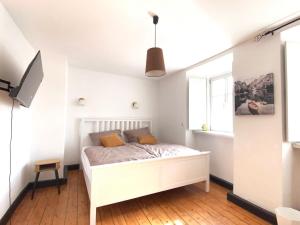 a bedroom with a white bed and a window at Hof Ohnesorge in Teutschenthal