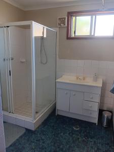 LavingtonOmann Cottage的浴室配有淋浴和洗手池